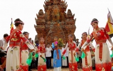 Splendeur du costume traditionnel féminin des Cham