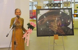 Remise de la photo «La plus belle vieille femme du monde» au Viet Nam
